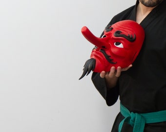 伝統的な黒と赤の陶器マスク　天狗　お面 日本の伝統的な着用＆デコ用マスク、天狗の面 |伝統的な天狗の面