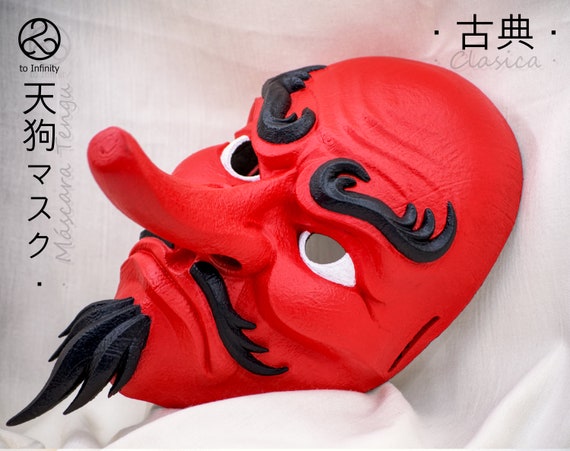 Maschera Tengu, una maschera tradizionale giapponese da indossare