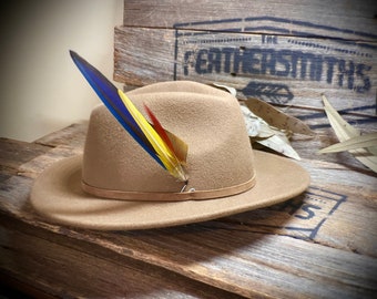 Pluma de sombrero de guacamayo azul y dorado - Plumas australianas éticas - Pin de pluma de sombrero de boda Boho - Pin de sombrero de campo y occidental - Plumas reales