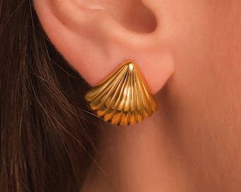 Pendientes de concha marina en acero inoxidable bañado en oro de 18 quilates de Kateryna's Jewelry