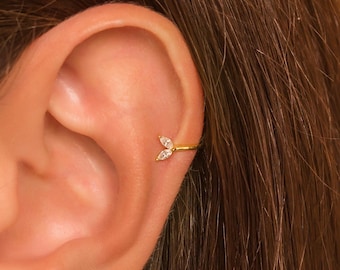 Pendiente de aro con flor delicada • Plata de ley chapada en oro de 18 quilates, sin perforaciones
