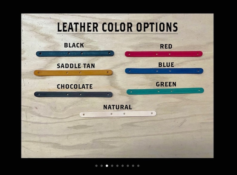 Puede incluir: Una muestra de siete tiras de cuero en varios colores etiquetadas como LEATHER COLOR OPTIONS. Los colores incluyen negro, rojo, marr&oacute;n cuero, azul, chocolate, verde y natural. Cada tira es larga, estrecha y tiene tres peque&ntilde;os orificios.