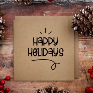 Pu&ograve; includere: Un biglietto marrone con il testo "Happy Holidays" scritto in nero. Il biglietto &egrave; circondato da pigne e bacche rosse.