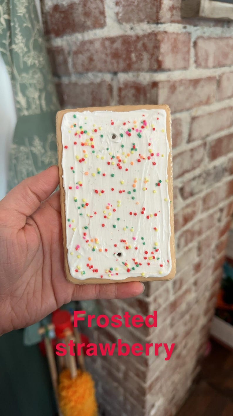 K&ouml;nnte beinhalten: Ein gefrosteter Erdbeer-Pop-Tart mit bunten Streuseln.