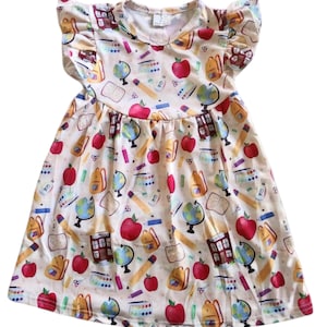 Vestido con mangas onduladas para el aula