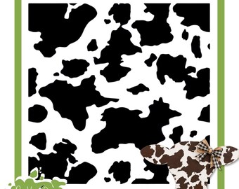 Könnte beinhalten: Eine quadratische, wiederverwendbare Siebdruckschablone mit einem schwarz-weißen Kuhfleckenmuster. Der Text Reusable Silkscreen Stencil steht oben und Magnolia Design Co. unten. Ein kuhförmiger Ausschnitt mit braunem Kuhmuster und einer kleinen Schleife.