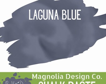 Peut inclure: Un échantillon de pâte à la craie bleu foncé étiqueté LAGUNA BLUE. En dessous, une bannière verte affiche le texte Magnolia Design Co. CHALK PASTE et un logo pour Payne Hollow Designs. Le produit est une pâte épaisse et pigmentée.