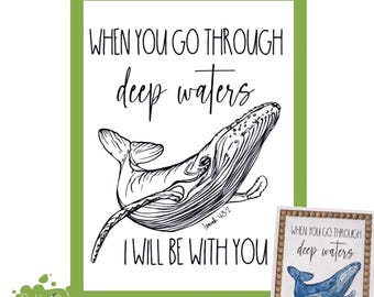 Könnte beinhalten: Wiederverwendbare Siebdruckschablone mit einer Walillustration und dem Text "WHEN YOU GO THROUGH deep waters I WILL BE WITH YOU." Das Design ist in Schwarz und Weiß gehalten, mit einem grünen Rand. Eine kleinere, gerahmte Version ist ebenfalls abgebildet.