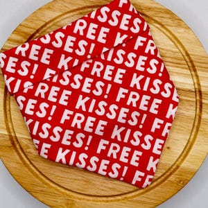 Bandana per cani, Bandana per cani Free Kisses, Bandana per cani di San Valentino, Bandana a scatto, Regalo per animali domestici, Bandana per San Valentino, Bandana per cani Kisses