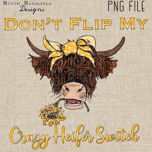 Puede incluir: Una vaca Highland marrón y blanca con un lazo amarillo con lunares en la cabeza. La vaca está sosteniendo un girasol amarillo en su boca. El texto "Don't Flip My Crazy Heifer Switch" está escrito en letras amarillas sobre un fondo de arpillera.