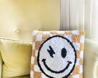 Almohada con cara sonriente: decoración retro a cuadros para habitación infantil