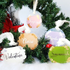 Può includere: Cinque decorazioni natalizie rotonde, trasparenti e personalizzate con dettagli dorati. Le decorazioni sono decorate con i nomi Kaylee, Claire, Elizabeth, Valentina e Savannah.