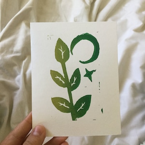 Leaf and Moon Card - Handgeperste lino-cut print - 2.75x4.25 - Multi-color Groen