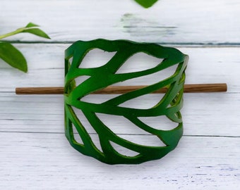 Whispering Leaves: Handcrafted Light Green Leather Latticed Leaf Barrette