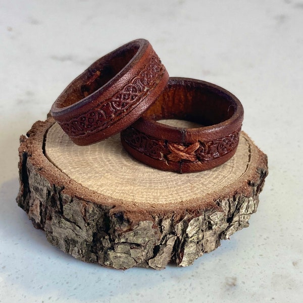 Bague en cuir fabriquée à la main avec un motif noeud celtique - Un bijou unique ou un cadeau pour un troisième anniversaire de mariage