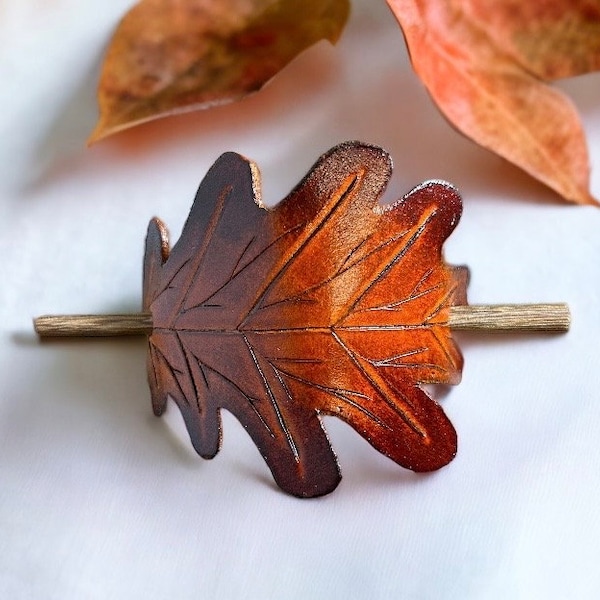 Golden Glow : barrette fabriquée à la main en cuir marron clair en forme de feuille de chêne - Cadeau de Noël