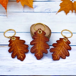 Oak Elegance: Rustic Brown Leather Keyring  - Stylish and Durable Keychain for Everyday Use
