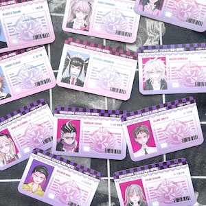 Op de afbeelding: Een verzameling studentenkaarten met anime-achtige karakterportretten. Elke kaart heeft een roze en paars kleurenschema met de tekst "Kiboumine Gakuen" en andere Japanse tekst. De kaarten bevatten ook de naam, het talent en andere persoonlijke informatie van de student.