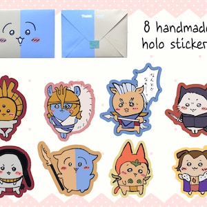 Puede incluir: Una colección de ocho pegatinas holográficas hechas a mano con personajes de dibujos animados de varios diseños y colores. Las pegatinas se muestran con dos sobres pequeños y decorados. El texto de la imagen dice "8 handmade holo stickers."
