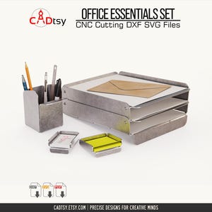 Puede incluir: Un juego de elementos esenciales de oficina que incluye un portalápices con bolígrafos y lápices, una bandeja de papel de tres niveles con un sobre y dos bandejas pequeñas. El juego es de metal y tiene un aspecto envejecido. El texto "OFFICE ESSENTIALS SET" es visible.