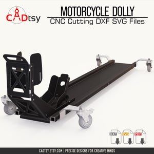 Peut inclure: Chariot noir pour moto avec une piste centrale et une roue à chaque coin. Le chariot a une structure de support pour la moto et le texte "MOTORCYCLE DOLLY CNC Cutting DXF SVG Files". Le logo CADtsy est dans le coin supérieur gauche.
