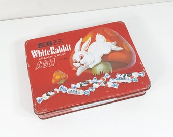 Scatola di caramelle cremose di coniglio bianco con grafica divertente Scatola rossa di Pasqua in porcellana vintage