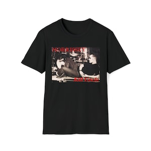 Puede incluir: Camiseta negra con una imagen impresa de Morrissey del álbum "Kill Uncle". La portada del álbum presenta una foto en blanco y negro de Morrissey sentado en una batería con el título del álbum en rojo.