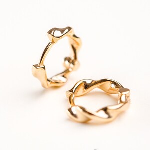 Pendientes de aro trenzado. Disponible en oro rosa