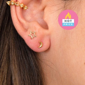 Pendientes stud en forma de luna creciente.