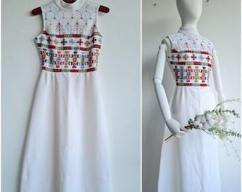 Size XS / S - Vintage 70s maxi dress from designer brand Shubette; made in England; 70s maxi dress with flower embroidery