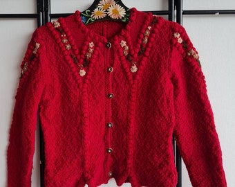 Maat XS/S - Vintage Oostenrijks vest in rustige rode kleur met pompon; bloemborduurwerk en houten knopen; vintage wollen vest