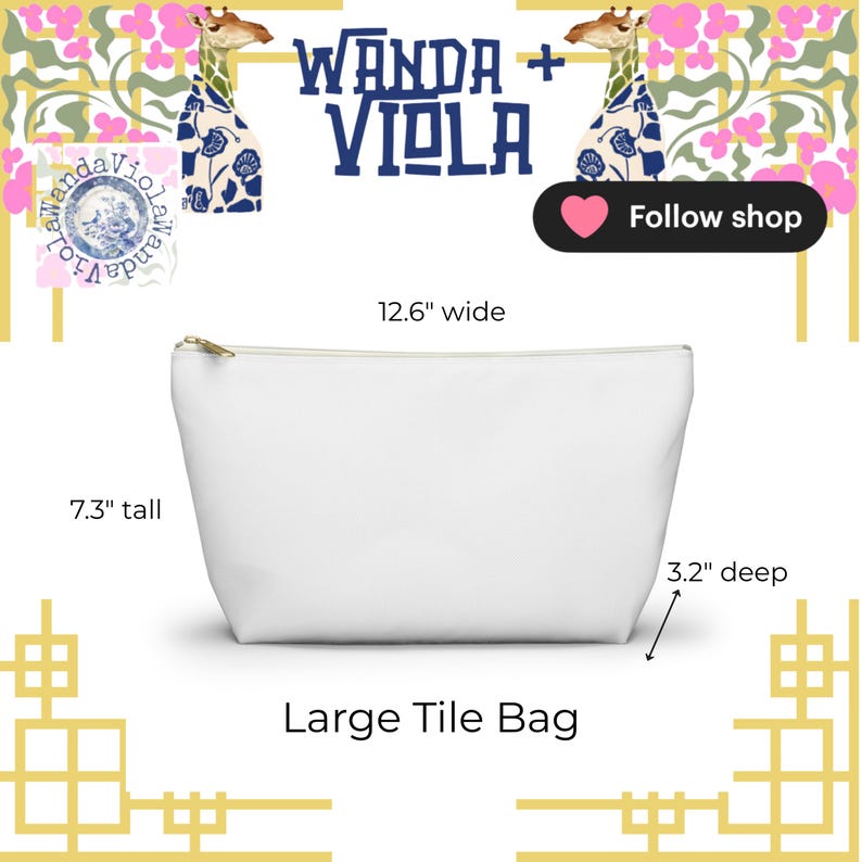 Puede incluir: Una bolsa blanca Large Tile Bag con cremallera dorada, que mide 32 cm de ancho, 18,5 cm de alto y 8,1 cm de profundidad. La bolsa tiene el texto "Large Tile Bag". El nombre de la tienda es "Wanda + Viola".