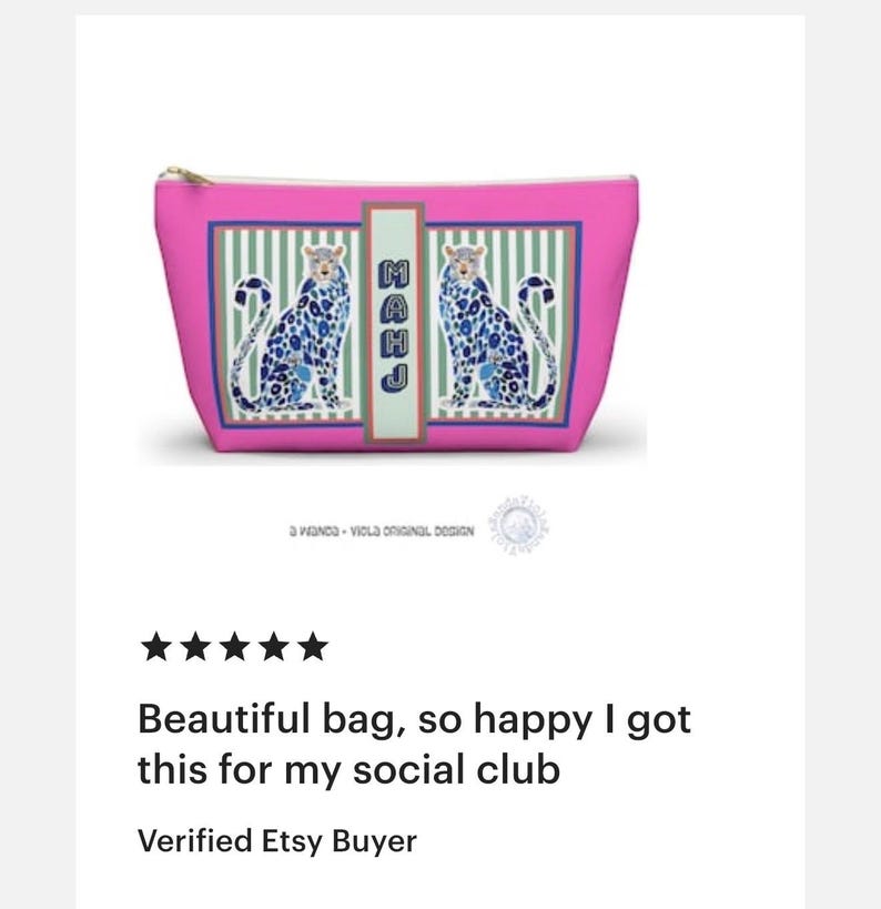 Puede incluir: Bolsa de cosm&eacute;ticos rosa con cremallera dorada, con dos dise&ntilde;os de leopardo azul. La bolsa tiene forma rectangular con un borde a rayas blanco y verde. El texto "MAHJ" se muestra en la bolsa.
