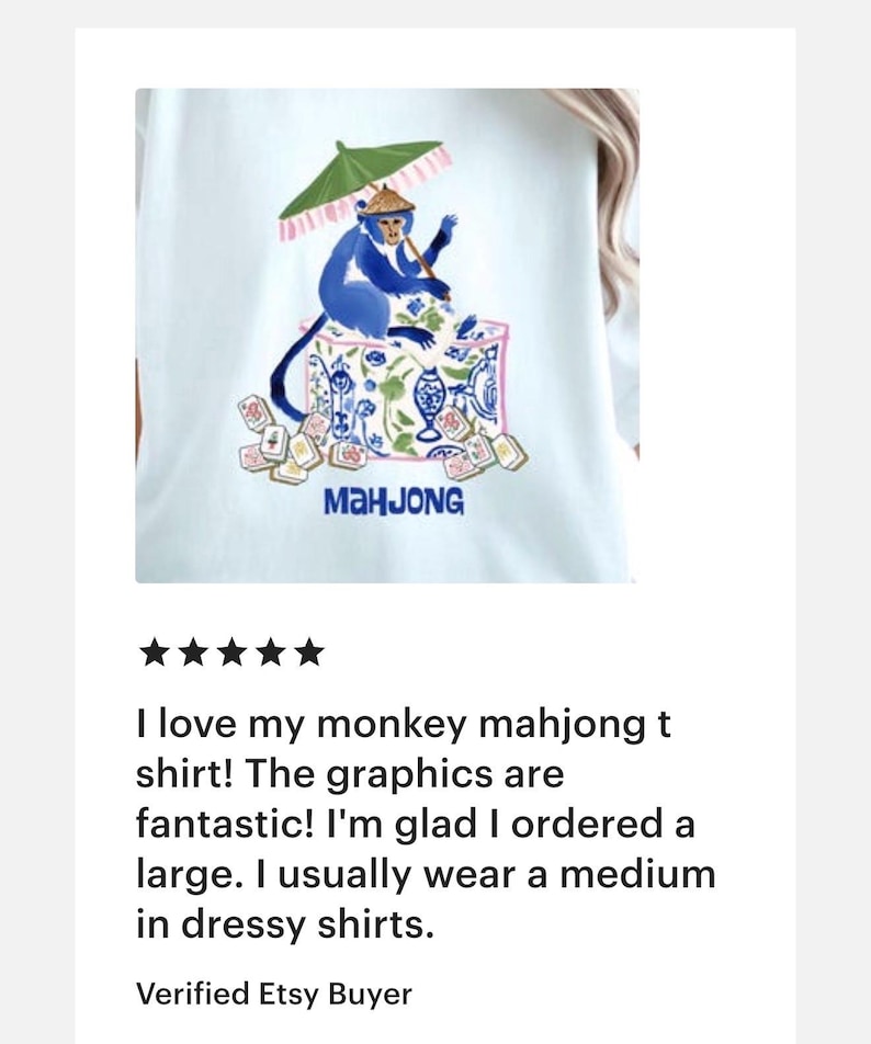 K&ouml;nnte beinhalten: Wei&szlig;es T-Shirt mit einem blauen Affen, der Mahjong spielt und einen gr&uuml;nen Sonnenschirm h&auml;lt. Das Design zeigt Mahjong-Steine und das Wort "MAHJONG". Ein lustiges und einzigartiges Grafik-T-Shirt.