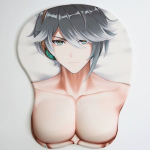 Peut inclure: Un tapis de souris blanc avec une image imprimée d'une personne aux cheveux gris et aux yeux verts. La personne est allongée, la tête reposant sur un oreiller. L'image est un gros plan du visage et de la poitrine de la personne.