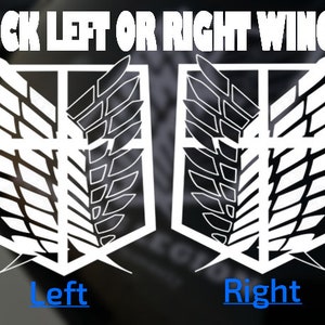 Op de afbeelding: Twee zwart-wit afbeeldingen van het Attack on Titan-logo. Het logo is een schild met twee vleugels. De linker afbeelding heeft de vleugels aan de linkerkant van het schild, en de rechter afbeelding heeft de vleugels aan de rechterkant van het schild. De tekst "Pick Left or Right Wings" staat bovenaan de afbeelding. De tekst "Left" staat onder de linker afbeelding, en de tekst "Right" staat onder de rechter afbeelding.