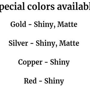 Op de afbeelding: Tekst die "Speciale kleuren beschikbaar!" luidt, gevolgd door een lijst met kleuren en afwerkingen: Goud - Glans, Mat; Zilver - Glans, Mat; Koper - Glans; Rood - Glans.
