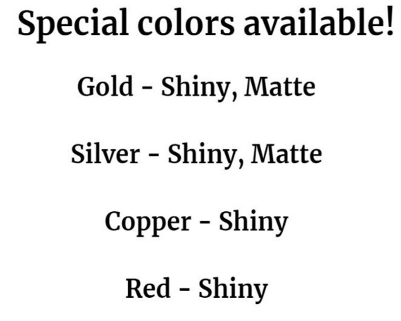 Op de afbeelding: Tekst die "Speciale kleuren beschikbaar!" luidt, gevolgd door een lijst met kleuren en afwerkingen: Goud - Glans, Mat; Zilver - Glans, Mat; Koper - Glans; Rood - Glans.