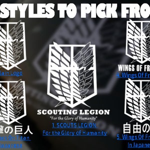 Op de afbeelding: Vijf verschillende stijlen van Attack on Titan-logo's, waaronder een simpel logo, een logo met de tekst "Scouting Legion" en de zin "For the Glory of Humanity", een logo met de tekst "Wings of Freedom", een logo met de Japanse tekst "進撃の巨人" (Attack on Titan) en een logo met de Japanse tekst "自由の翼" (Wings of Freedom).