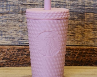 Llavero con forma de vaso con tachuelas, logotipo grabado, tapa extraíble y compartimento de almacenamiento, acabado mate. Inspirado en Starbucks.