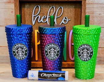 Llavero XXL con tachuelas para sujetar bálsamo labial, con tapa extraíble y compartimento de almacenamiento, inspirado en Starbucks