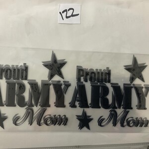 K&ouml;nnte beinhalten: Eine transparente Folie mit dem Schriftzug "Proud ARMY Mom" in dunkler, dreidimensionaler Schrift mit Sternen. Die Nummer "122" ist oben rechts auf einem wei&szlig;en Etikett zu sehen.