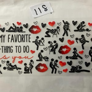 K&ouml;nnte beinhalten: Ein klarer, rechteckiger Aufkleber mit schwarzen Strichm&auml;nnchen in verschiedenen intimen Posen, roten Herzen und roten Lippenabdr&uuml;cken. Der Text "MY FAVORITE THING TO DO is you" ist in Schwarz und Rot gedruckt.