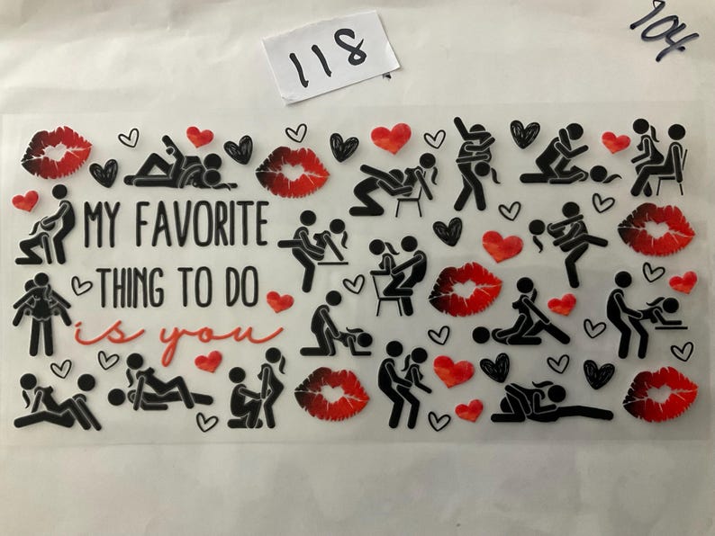 K&ouml;nnte beinhalten: Ein klarer, rechteckiger Aufkleber mit schwarzen Strichm&auml;nnchen in verschiedenen intimen Posen, roten Herzen und roten Lippenabdr&uuml;cken. Der Text "MY FAVORITE THING TO DO is you" ist in Schwarz und Rot gedruckt.