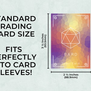 Pu&ograve; includere: Una carta da gioco di dimensioni standard con uno sfondo geometrico viola, arancione e giallo. La carta presenta un contorno bianco di un dado a venti facce e la parola "BARD" in testo bianco. La carta include anche il testo "Spell Card". La carta misura 8,9 cm per 6,4 cm.
