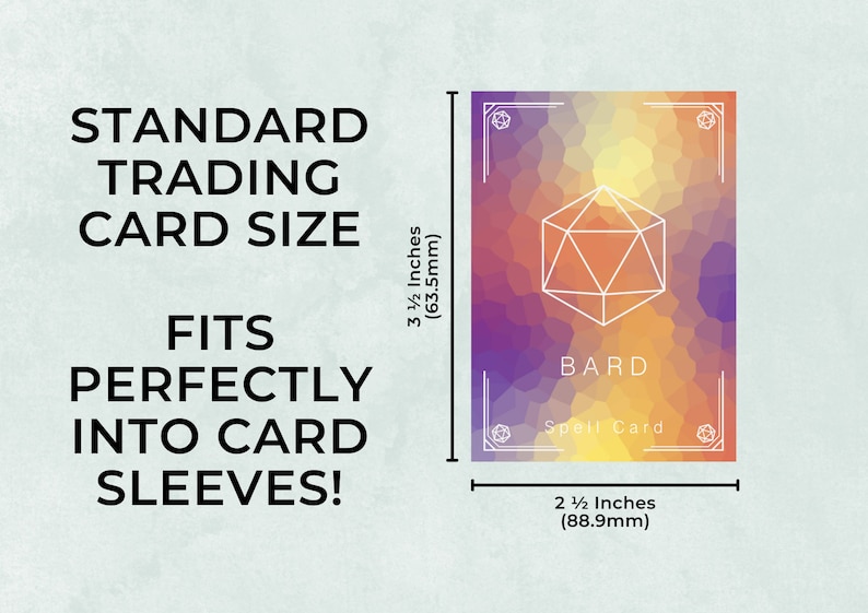 Pu&ograve; includere: Una carta da gioco di dimensioni standard con uno sfondo geometrico viola, arancione e giallo. La carta presenta un contorno bianco di un dado a venti facce e la parola "BARD" in testo bianco. La carta include anche il testo "Spell Card". La carta misura 8,9 cm per 6,4 cm.