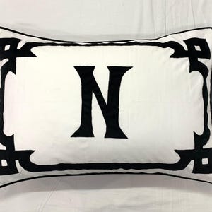 Funda de almohada personalizada con monograma de una sola letra y marco real con borde de bordado festoneado doble (1 pieza)