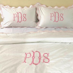 Gepersonaliseerd monogram 400TC witte katoensatijn hotelsteek dekbedovertrekset met geschulpte rand en borduursel 1 dekbedovertrek en 2 kussenslopen