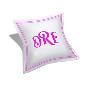 Puede incluir: Almohada cuadrada blanca con un doble borde rosa y el monograma "DRE" en rosa.