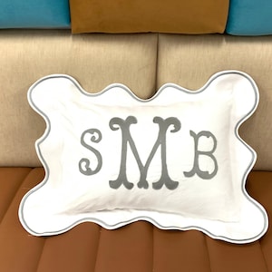 Gepersonaliseerde kussensloop van appliqué met monogram en enkele geschulpte borduurrand (1 stuk)